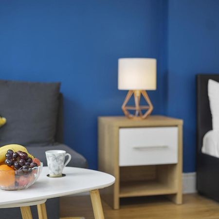 Studio Apartment By Homely Stays Londen Buitenkant foto