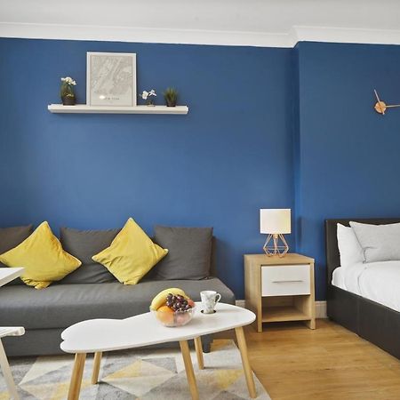 Studio Apartment By Homely Stays Londen Buitenkant foto