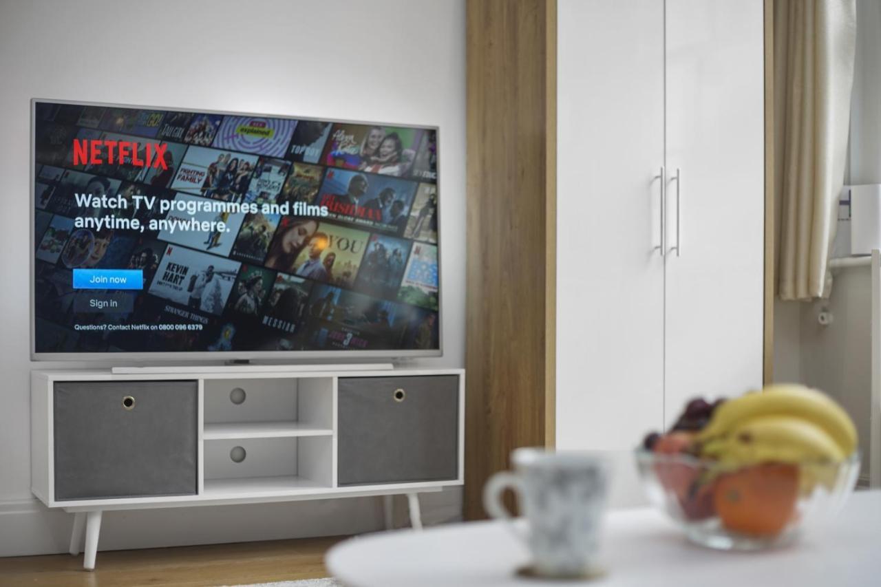 Studio Apartment By Homely Stays Londen Buitenkant foto